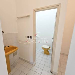DVORIŠNI POSLOVNI PROSTOR, CENTAR