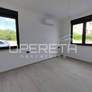 Dvosoban stan s vrtom i 3 parkirna mjesta, 200 m od mora, Petrčane, Zadar