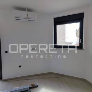 Dvosoban stan s vrtom i 3 parkirna mjesta, 200 m od mora, Petrčane, Zadar