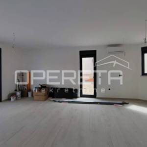Dvosoban stan s vrtom i 3 parkirna mjesta, 200 m od mora, Petrčane, Zadar
