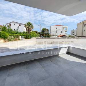 Dvosoban stan s vrtom i 3 parkirna mjesta, 200 m od mora, Petrčane, Zadar
