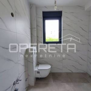 Dvosoban stan s vrtom i 3 parkirna mjesta, 200 m od mora, Petrčane, Zadar