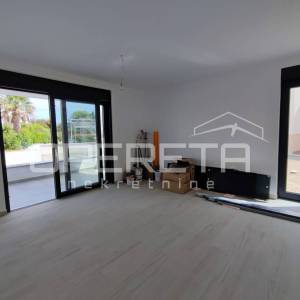 Dvosoban stan s vrtom i 3 parkirna mjesta, 200 m od mora, Petrčane, Zadar