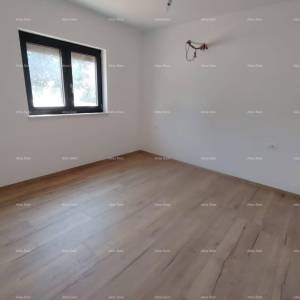 Dvosoban stan s vrtom u blizini mora. MEDULIN.