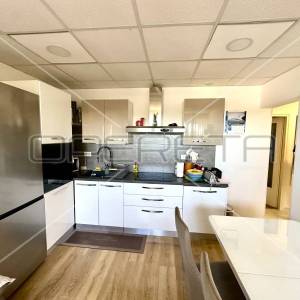Dvosobni renovirani stan s pogledom na more u Šibeniku, Križ, 50 m2
