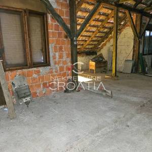 EKSKLUZIVNO: PRILIKA, PRIZEMNICA SA 160 m2 TLOCRTNO!