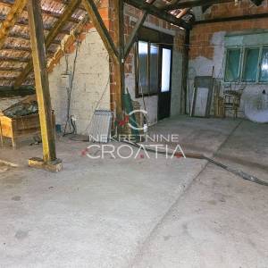 EKSKLUZIVNO: PRILIKA, PRIZEMNICA SA 160 m2 TLOCRTNO!