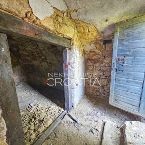 EKSKLUZIVNO, STARA DRVENA KUĆA