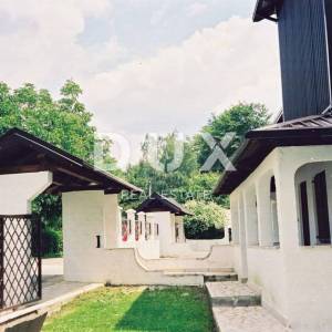 FUŽINE, GORSKI KOTAR - kuća 490m2 pogodna za apatmane ili poslovno turističku djelatnost + okućnica 1000m2 