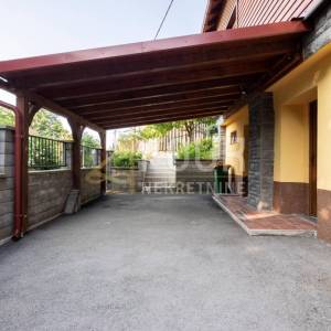 Gorski kotar, Brod Moravice, prostrano imanje - kuća s dva stana