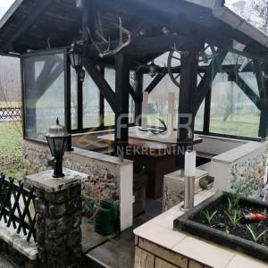 Gorski kotar, Brod na Kupi, kuća 400m2 s velikom okućnicom