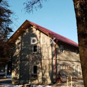 GORSKI KOTAR, DELNICE - Zgrada s dva stana i s poslovnim prostorom u centru Delnica.PRILIKA!