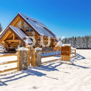 GORSKI KOTAR - Ekskluzivna drvena brvnara + 2 građevinska zemljišta