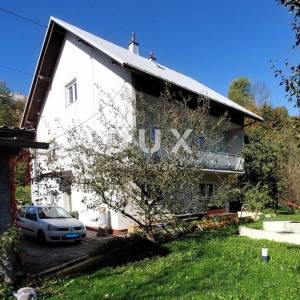 GORSKI KOTAR, FUŽINE - Samostojeća kuća s dvije stambene jedinice, garažom i okućnicom u centru Fužina