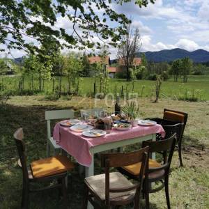 Gorski kotar, Jasenak - okolica, samostojeća kuća + pomoćni objekt, velika okućnica