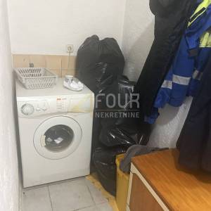 Gorski kotar, Kupjak, dvije kuće na prostranoj okućnici