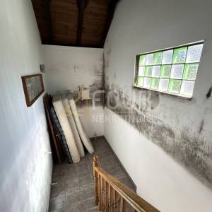 Gorski kotar, Kupjak, dvije kuće na prostranoj okućnici