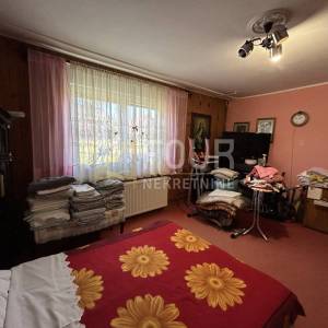 Gorski kotar, Kupjak, dvije kuće na prostranoj okućnici