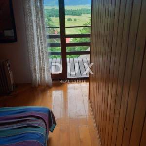 GORSKI KOTAR, LIČ - samostojeća kuća s garažom i okućnicom blizu jezera u Fužinama! PRILIKA!