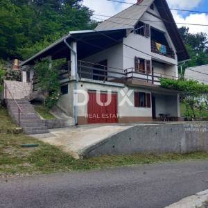 GORSKI KOTAR, LIČ - samostojeća kuća s garažom i okućnicom blizu jezera u Fužinama! PRILIKA!