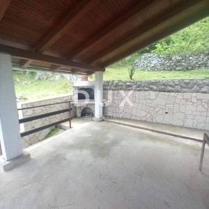 GORSKI KOTAR, LIČ - samostojeća kuća s garažom i okućnicom blizu jezera u Fužinama! PRILIKA!
