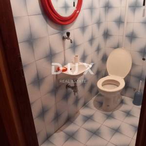 GORSKI KOTAR, LIČ - samostojeća kuća s garažom i okućnicom blizu jezera u Fužinama! PRILIKA!