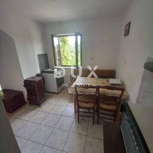 GORSKI KOTAR, LIČ - samostojeća kuća s garažom i okućnicom blizu jezera u Fužinama! PRILIKA!