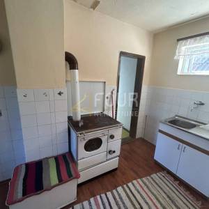 Gorski kotar, Mrkopalj, kuća + 3 gosp. objekta, garaža, velika okućnica