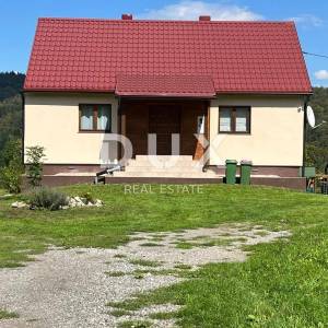 GORSKI KOTAR, VRBOVSKO - Adaptirana drvena kuća + 7500 m2 okućnice