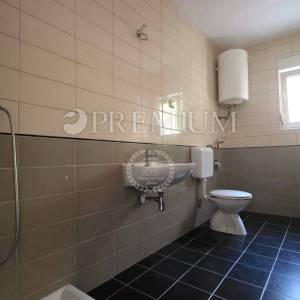 Grad Krk, apartman u prizemlju s tri spavaće sobe! 