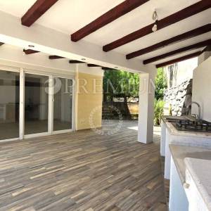 Grad Krk, apartman u prizemlju s tri spavaće sobe! 
