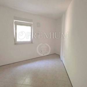 Grad Krk, apartman u prizemlju s tri spavaće sobe! 
