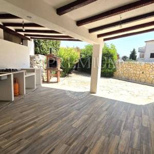 Grad Krk, apartman u prizemlju s tri spavaće sobe! 