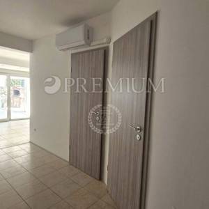 Grad Krk, apartman u prizemlju s tri spavaće sobe! 