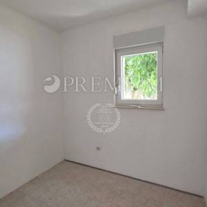 Grad Krk, apartman u prizemlju s tri spavaće sobe! 