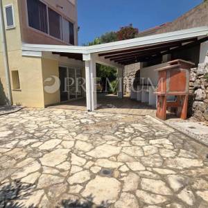 Grad Krk, apartman u prizemlju s tri spavaće sobe! 