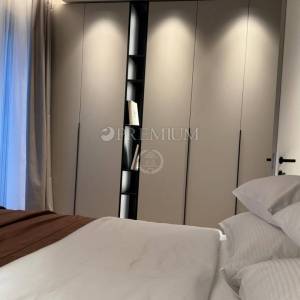 Grad Krk, centar, moderan apartman u novogradnji s bazenom!