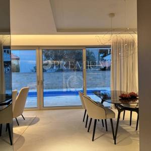Grad Krk, centar, moderan apartman u novogradnji s bazenom!