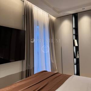 Grad Krk, centar, moderan apartman u novogradnji s bazenom!