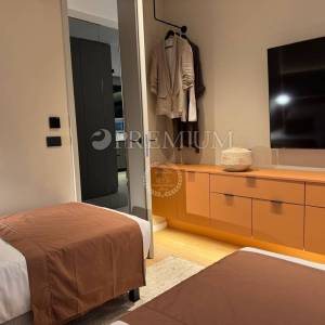 Grad Krk, centar, moderan apartman u novogradnji s bazenom!