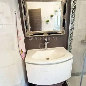 Grad Krk, prodaja apartmana u prizemlju, blizina svih sadržaja!