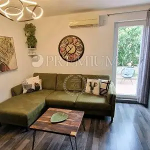Grad Krk, prodaja apartmana u prizemlju, blizina svih sadržaja!