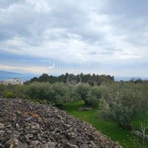 Grad Krk, prodaja građevinskog zemljišta, 800m od mora!