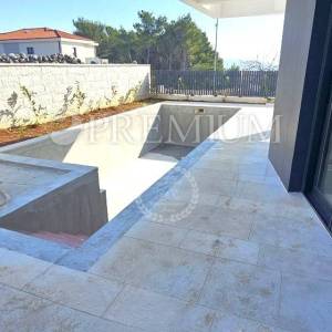 Grad Krk, prodaja luksuznog apartmana u prizemlju!