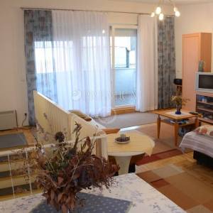 Grad Krk, trosobni dvoetažni apartman površine 85 m2!     