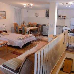 Grad Krk, trosobni dvoetažni apartman površine 85 m2!     