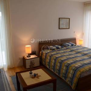 Grad Krk, trosobni dvoetažni apartman površine 85 m2!     