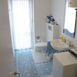 Grad Krk, trosobni dvoetažni apartman površine 85 m2!     