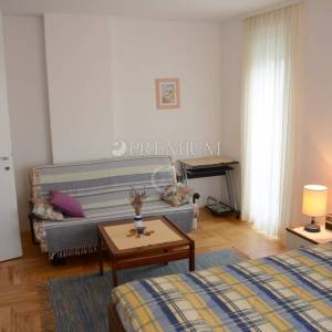 Grad Krk, trosobni dvoetažni apartman površine 85 m2!     