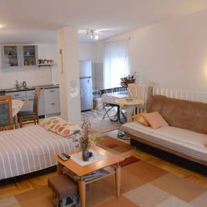 Grad Krk, trosobni dvoetažni apartman površine 85 m2!     
